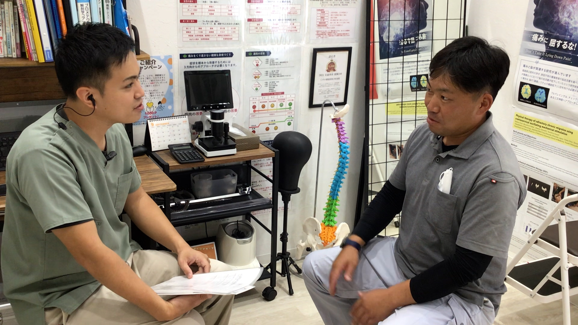 くすの樹接骨院町田店で施術を受ける男性患者がインタビューをうけている様子