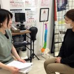 くすの樹接骨院町田店で施術を受ける女性がインタビューを受けている様子