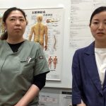 くすの樹接骨院多布施店で施術を受ける女性患者がインタビューを受けている様子