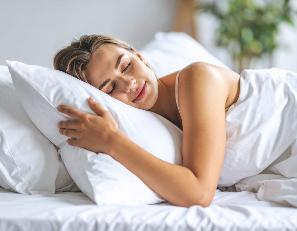 睡眠姿勢が悪い女性の画像