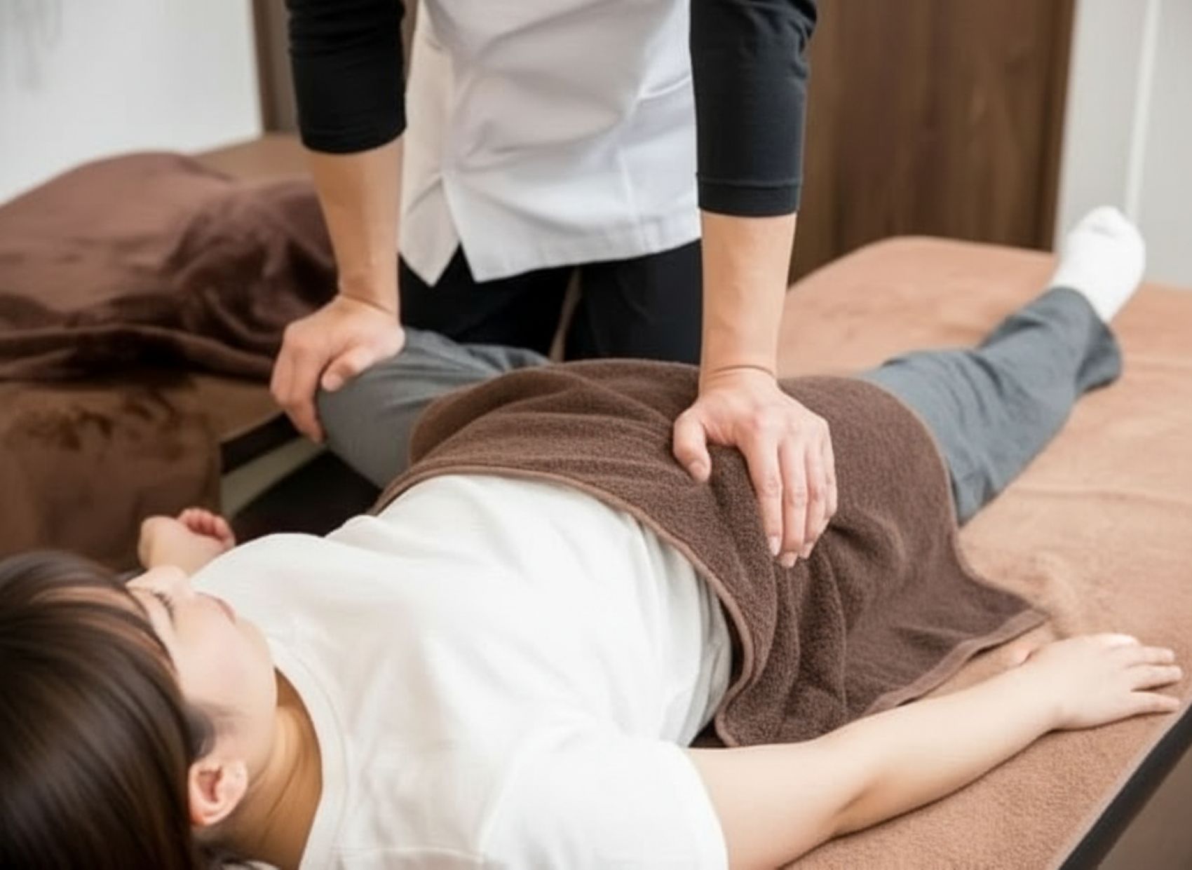 骨盤矯正の施術を受ける女性